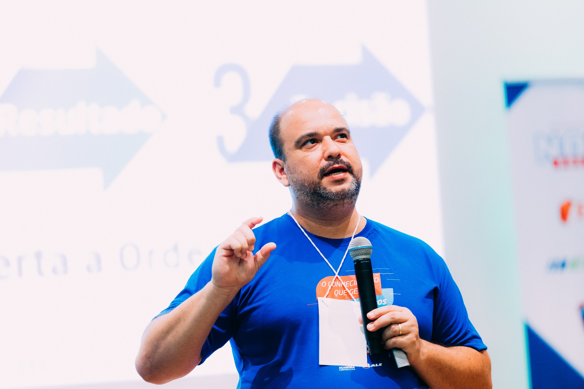 Carlos Bispo palestrando em evento da ALE
