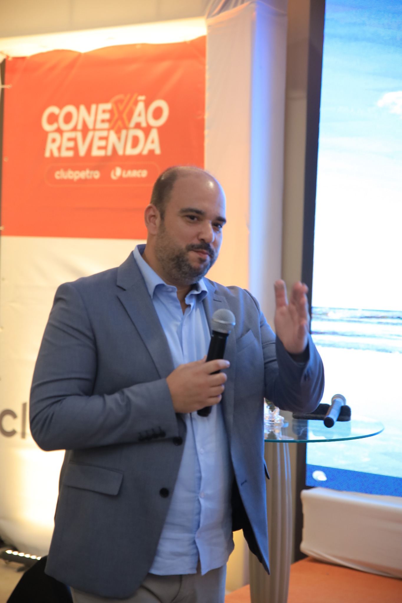 Carlos Bispo palestrando no evento Conexão Revenda