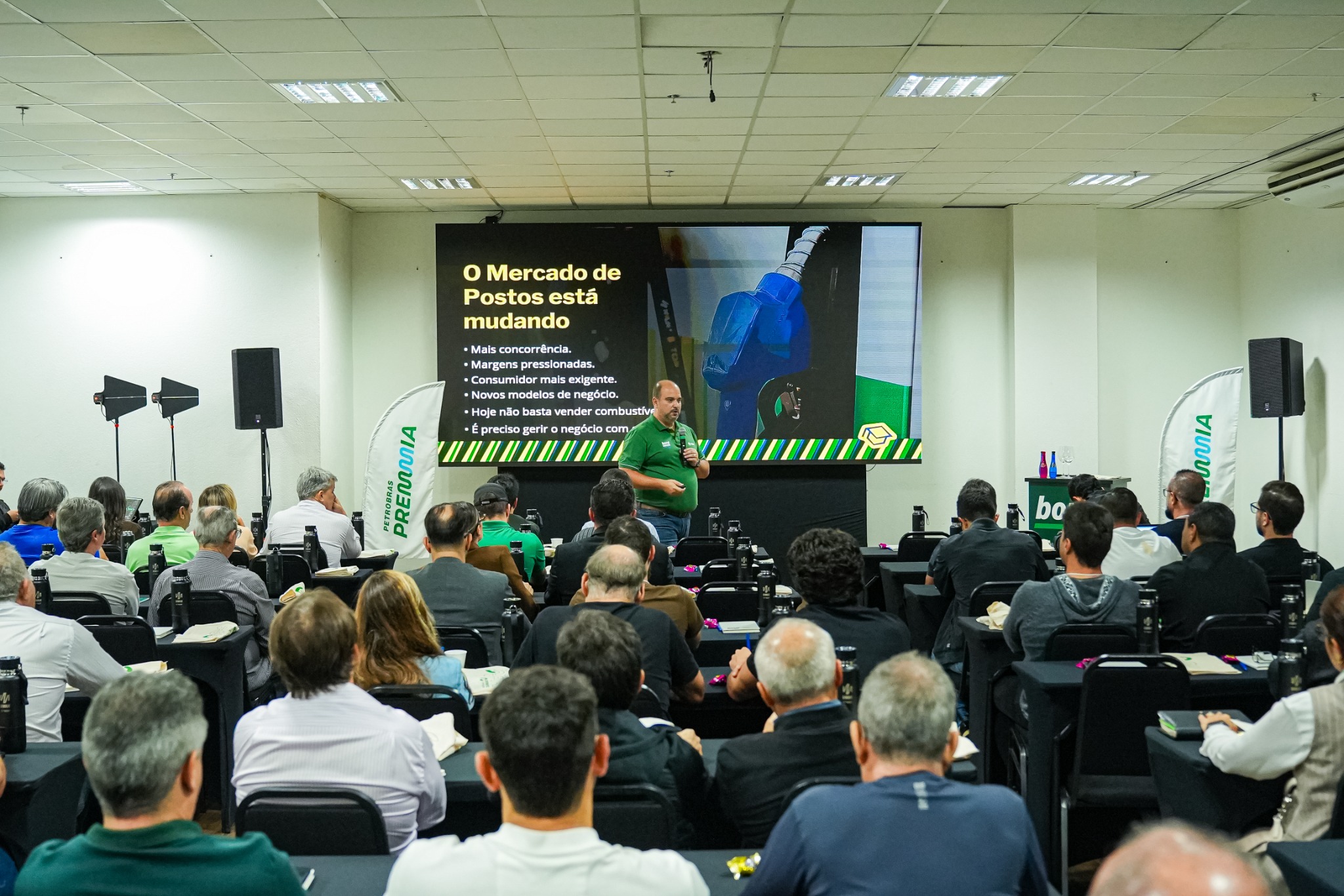 Carlos Bispo apresentando para plateia em evento da Vibra Energia