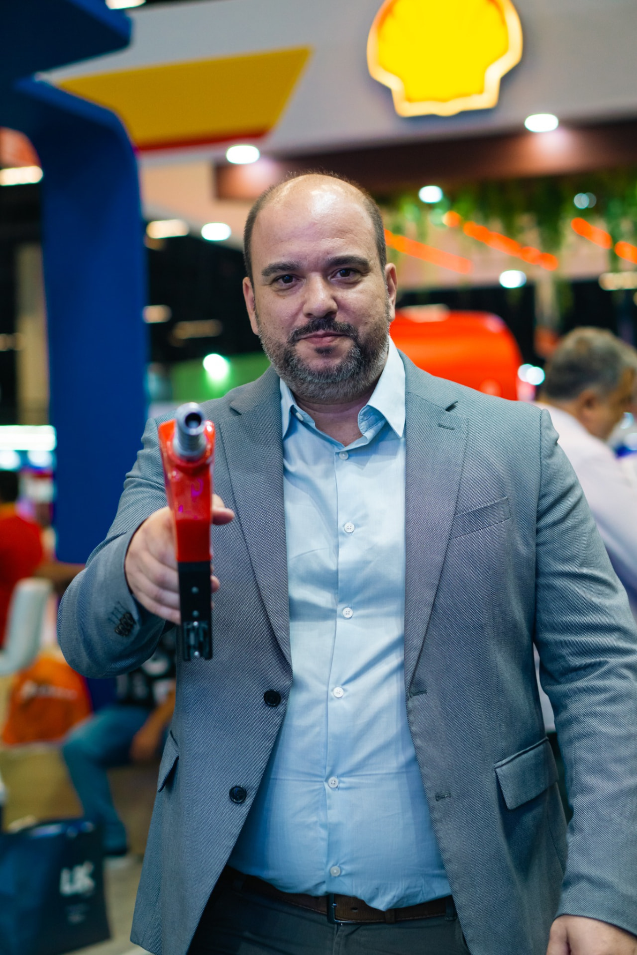 Carlos Bispo com bico de combustível em evento do setor
